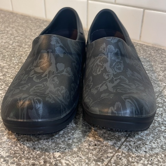 Crocs Neria Pro II Black Graphic Rose Womens 8 Slip On Work Clogs Dual Comfort - Picture 2 of 6